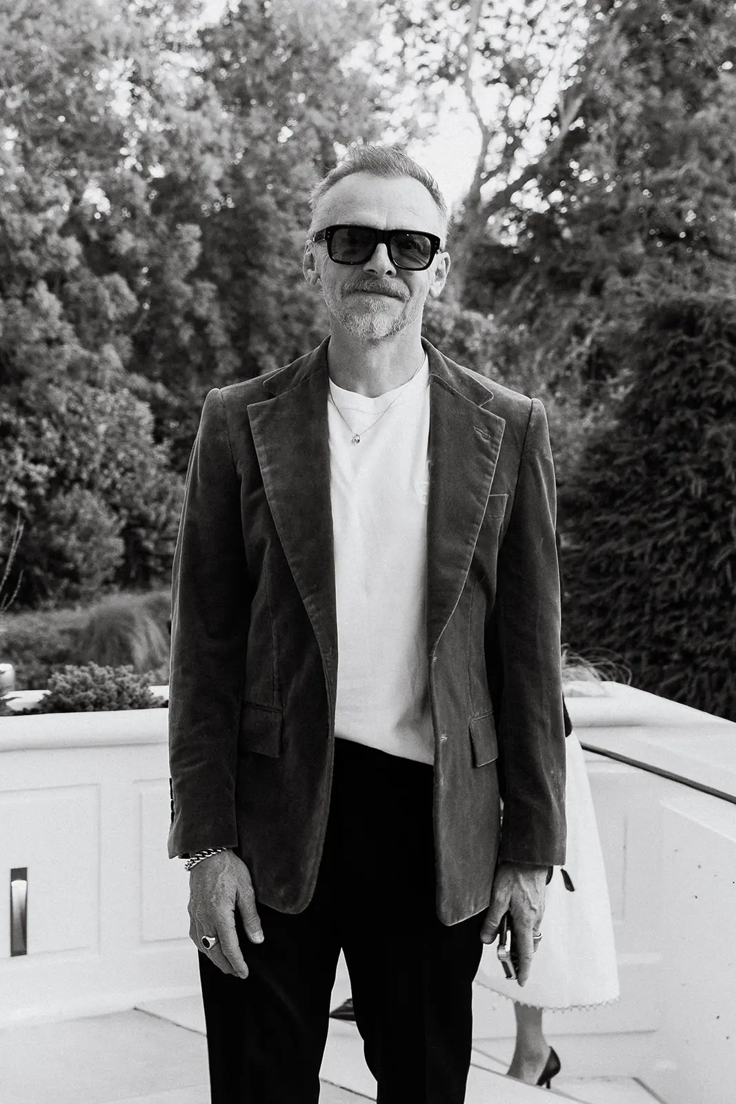 Portrait en noir et blanc de Simon Pegg sur la terrasse de Maison Douce Époque