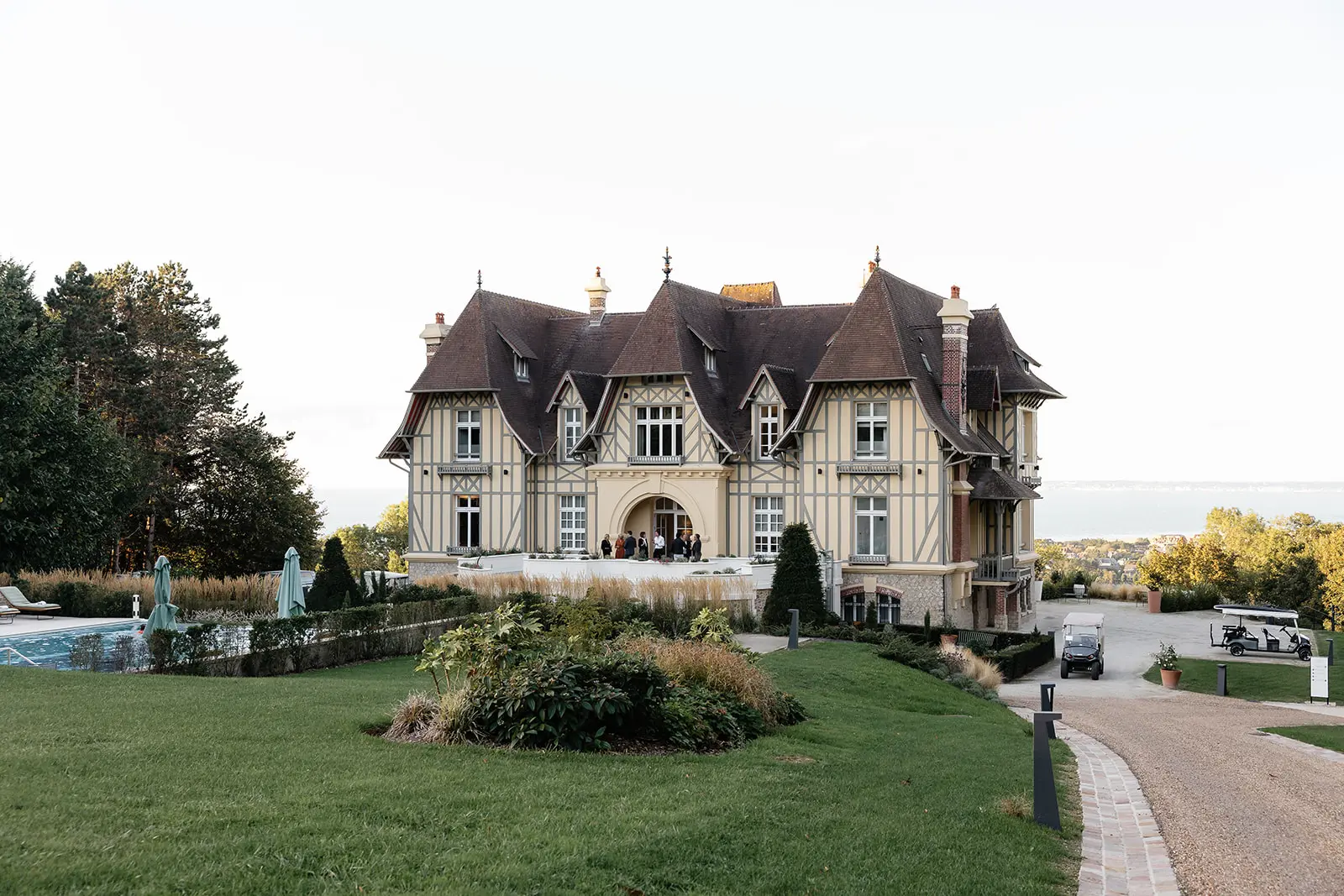 Maison Douce Époque et ses jardins, lieu de rencontre de l’équipe de Only What We Carry