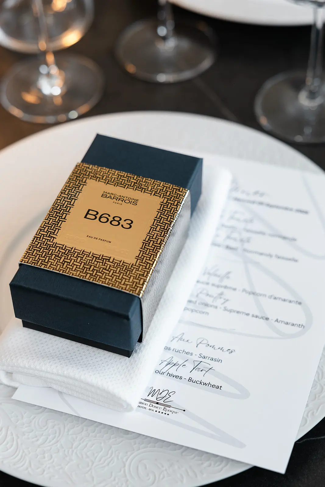 Coffret du parfum B683 de Marc-Antoine Barrois sur une table du dîner à Maison Douce Époque