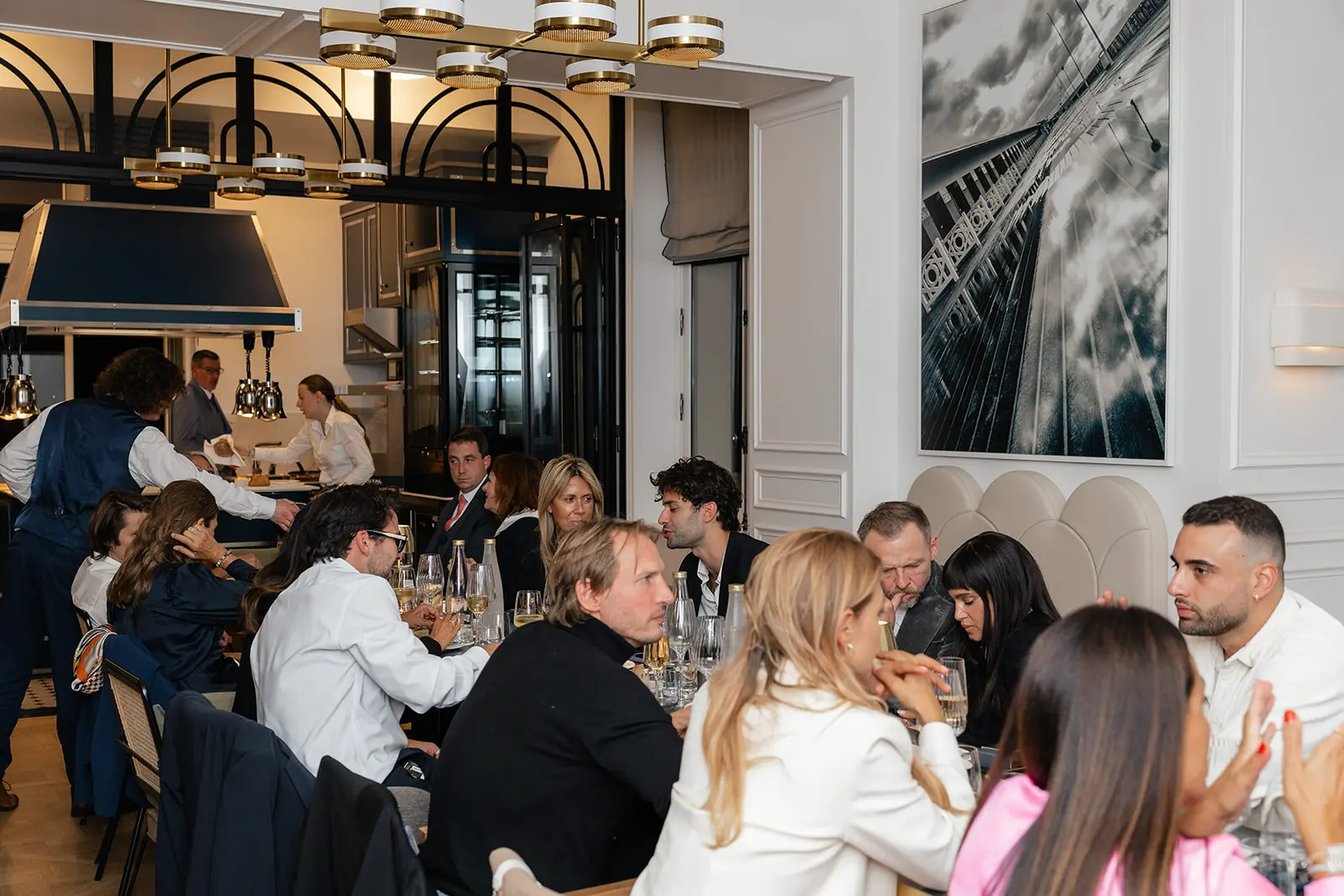 Les invités réunis autour du dîner de l’équipe de Only What We Carry à Maison Douce Époque